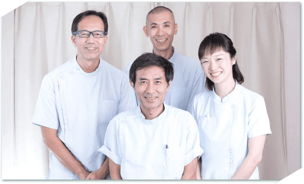 先生とスタッフの集合写真